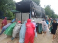 Thanh niên Nam Giang giúp dân ứng phó mưa lớn