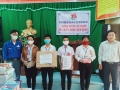 Đoàn Trường Chu Văn An tặng quà cho Trường THPT Nguyễn Văn Trỗi