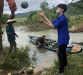 Thanh niên Đại Lộc giúp dân thu hoạch dưa hấu chạy lũ