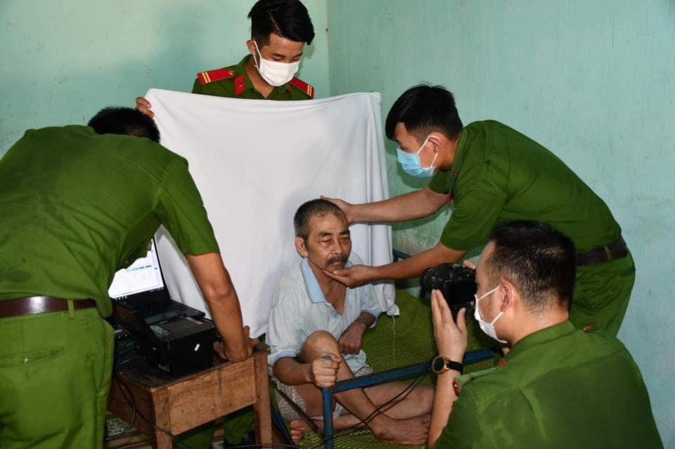 Tuổi trẻ Công an Quảng Nam làm căn cước công dân cho các cụ già neo đơn