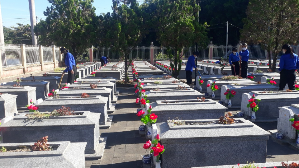 Tuổi trẻ Phước Sơn ra quân làm đẹp Nghĩa trang Liệt sỹ