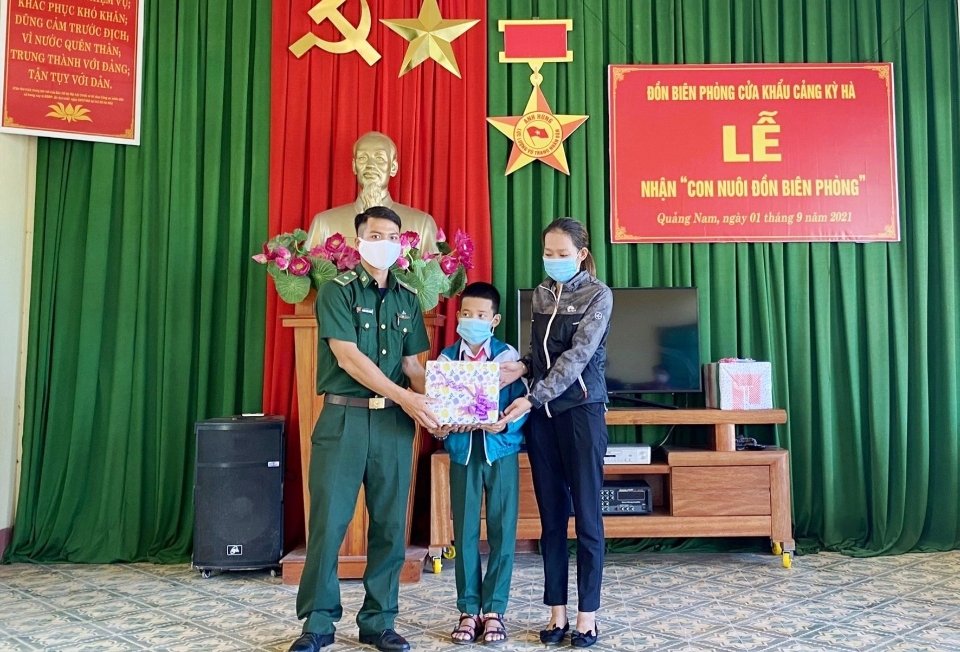 Bộ đội Biên phòng Quảng Nam tiếp tục đỡ đầu hơn 60 học sinh