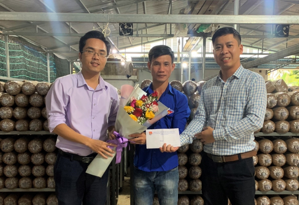Thị đoàn Điện Bàn khen thưởng thanh niên đạt giải thưởng Lương Định Của