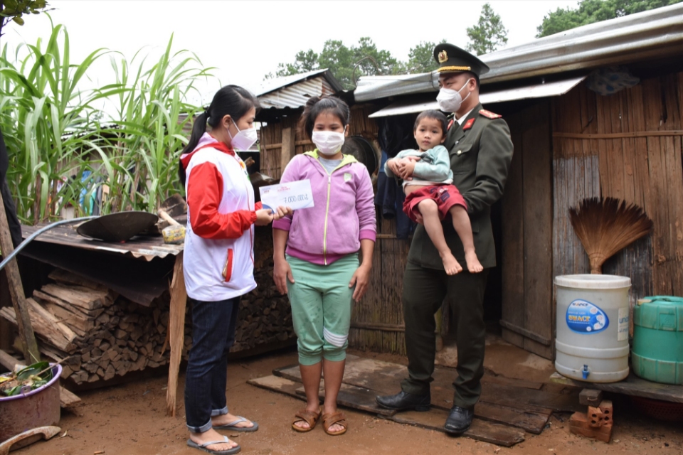Trao tặng hơn 280 triệu đồng cho các gia đình khó khăn ở Phước Sơn
