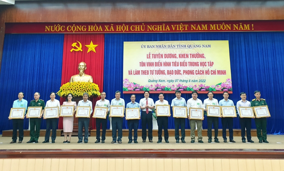 Tỉnh đoàn nhận bằng khen về thành tích xuất sắc trong phát triển kinh tế-xã hội của tỉnh Quảng Nam
