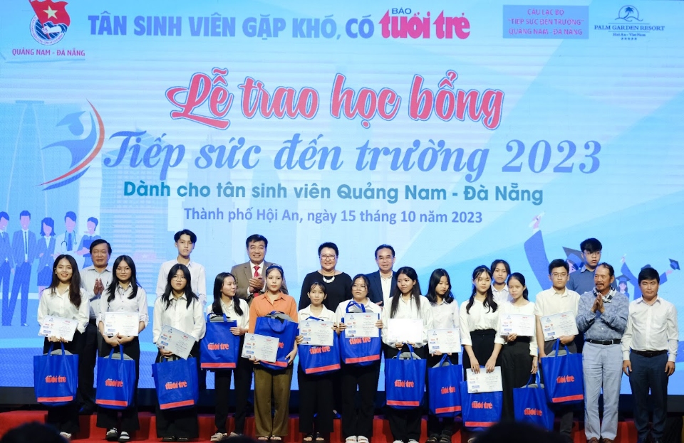 Trao 105 suất học bổng “Tiếp sức đến trường” cho tân sinh viên Quảng Nam, Đà Nẵng