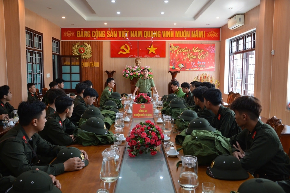 anh 3lanh dao cong an huyen nui thanh gap mat